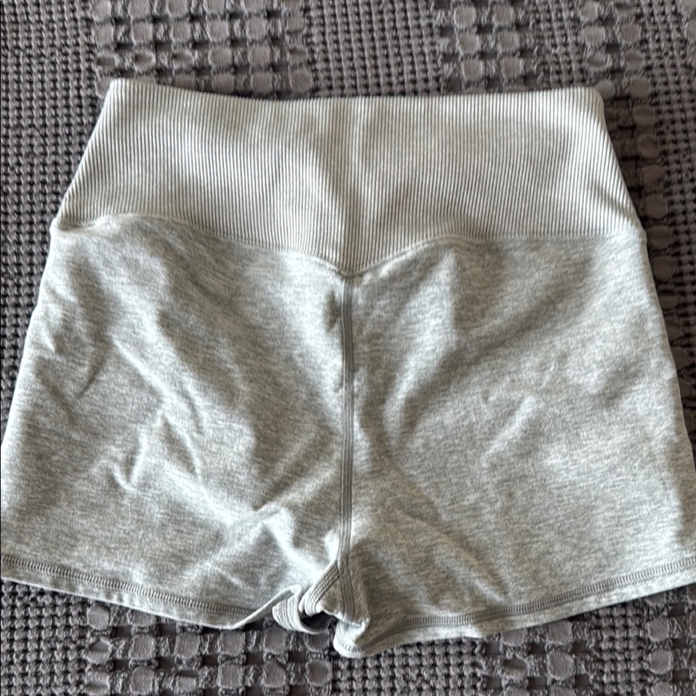Alo shorts - Picture 4 of 4